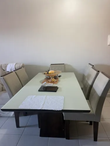 Mesa de jantar com 6 lugares