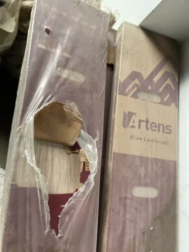Vendo lote de piso laminado cor de madeira com 22 caixas de piso