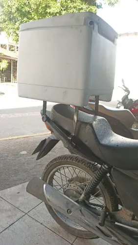 Vendo baú com suporte
