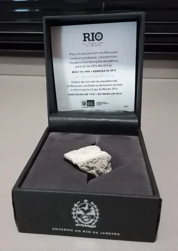 Pedaço de Concreto da Arquibancada do Antigo Maracanã<br><br>