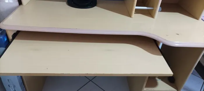 Vendo Mesa para Computador Ou Notebook c Rack p cds Gaveta Mesa extra de tecladoEs