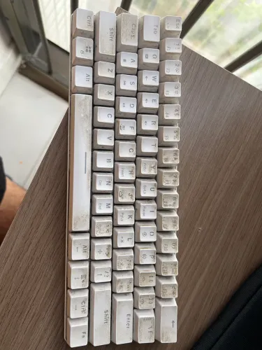 Teclado mecânico sujo mas funcionando