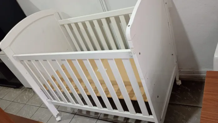 Berço infantil sem colchão