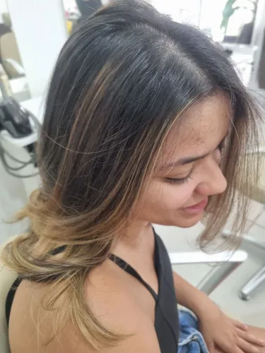 Cabeleireira e manicure 