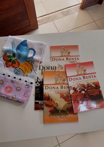 4 livros de receitas Dona Benta mais um pano de prato como brinde!