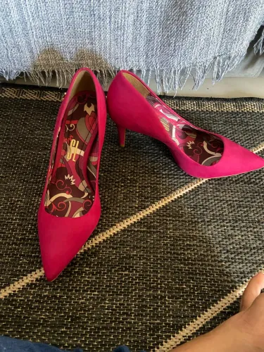 Vendo salto alto novinho é original 7 cm número 37 , marca santa lolla