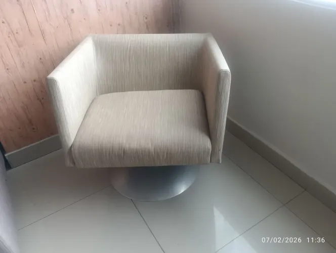 Poltrona em madeira e aço escovado