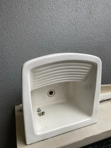 Tanque para lavanderia em porcelana branco