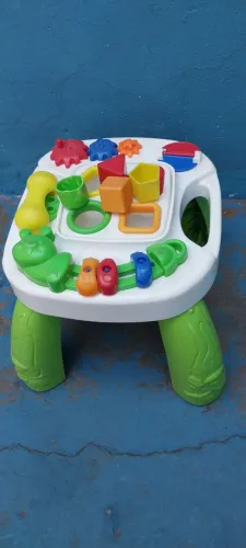 Mesa didática com peças de encaixe. 60 reais.