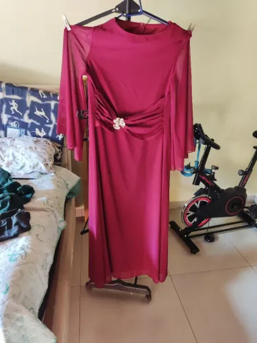 Vende vestidos elegante, excelente corte