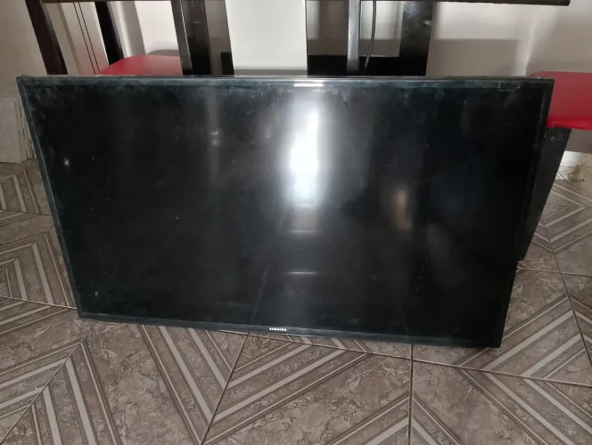 Tv Samsung 50 polegadas. Pra retirada de peças ou conserto. Está com a tela azul