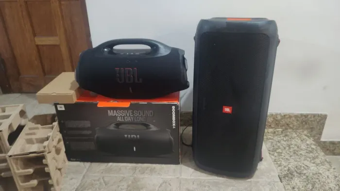 Caixa JBL bombox 4 e JBL prtybox 300