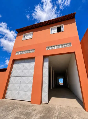 Alugo Galpão vai de uma rua a outra a 10m da Euclides Figueiredo.