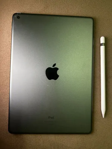 Vende-se Ipad 7° geração 10,2 polegadas de 32 GB+ Apple Pencil 1° geração.