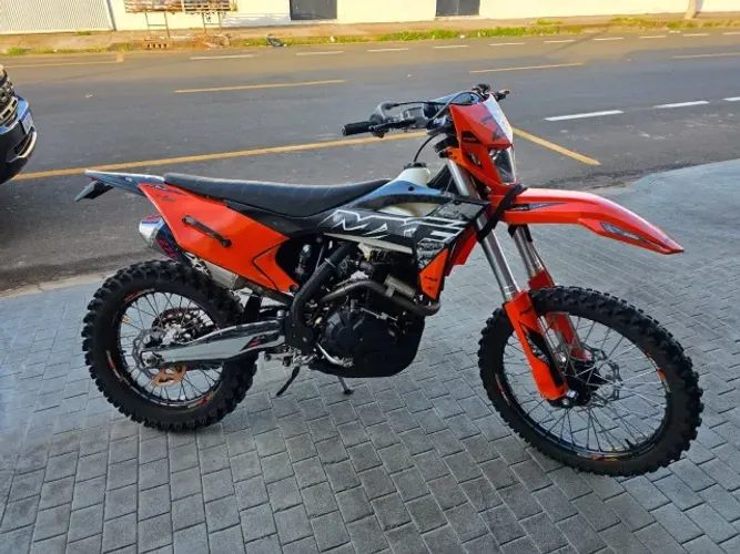 Moto MXF 270cc 4T ano 2024 - 30 horas de uso com plásticos da KTM