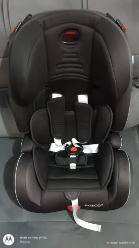 Cadeirinha para carro bebê conforto da marca COSCO