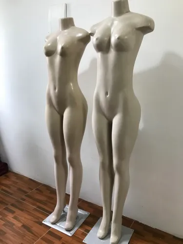 Manequins femininos adultos com base