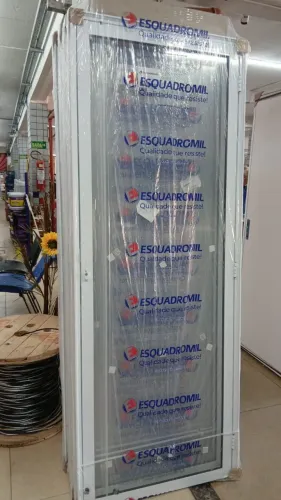 Garante elegância para seu ambiente - Porta estilo blindex branca c/ vidro a vista 999,90