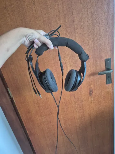 2 fones de ouvido (hyperx e redragon)