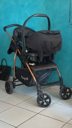 Carrinho com bebe conforto da Burigotto 