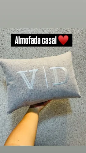 Almofada casal bordada