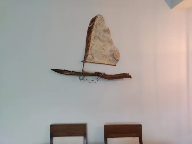 Lindo barco artesanal de parede - material natural