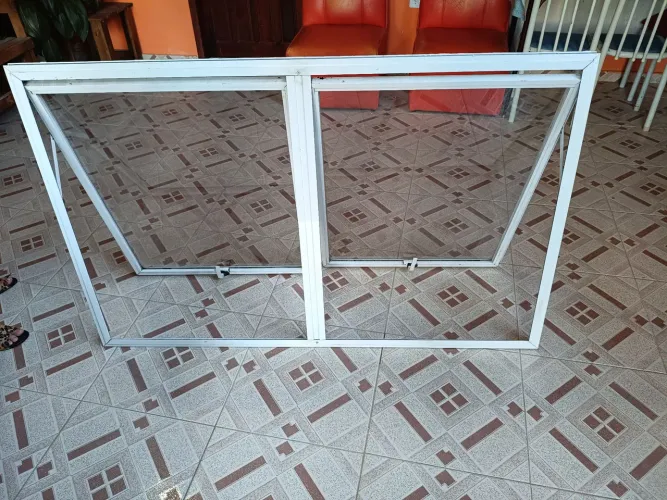 Janela de alumínio basculante 1.47x 0.97. Baixei o preço pra sair rápido.