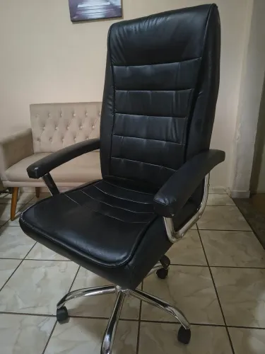 Cadeira com regulador de altura e encosto reclinável