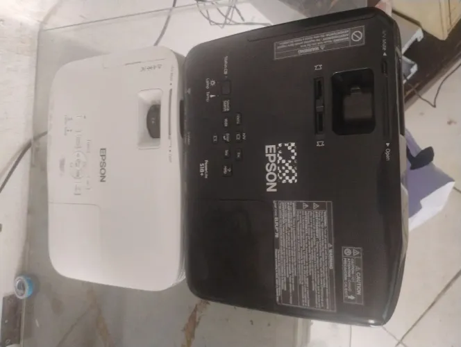 Vendo dois datashow Epson um s18 e um x10.