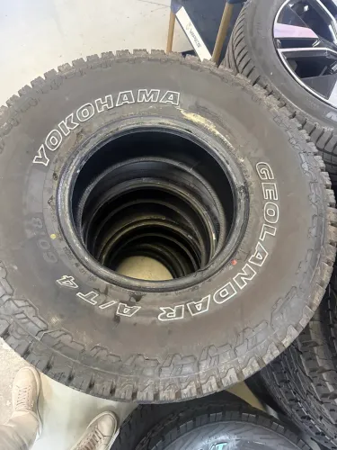Vendo 04 Pneus AT 33x12.5 R15 Yokohama