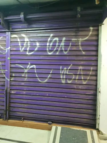 VENDO PORTA DE FERRO COMPLETA.