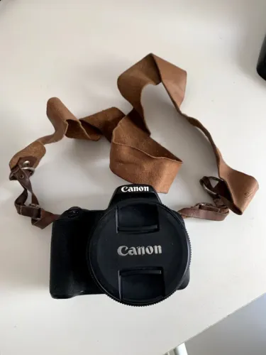 Camera Canon SL2 + 18-55mm + Microfone Direcional Greika + Cartão 32GB + Case