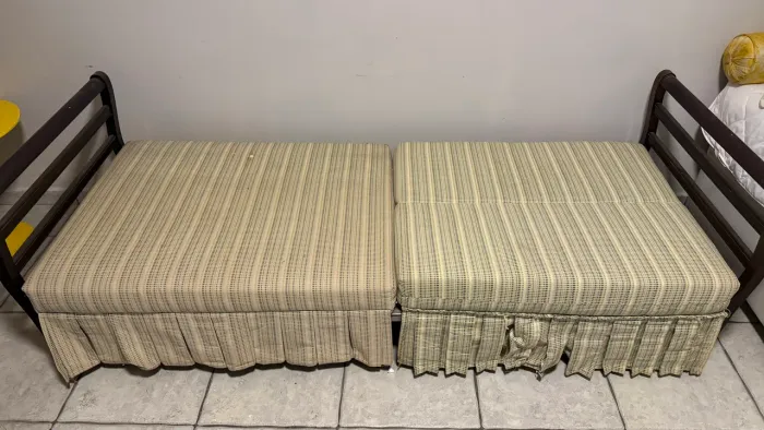 2 Sofás cama madeira maciça. 