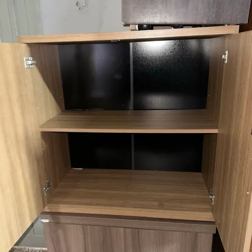 Mesa executiva e armário 