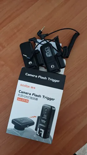 Rádio flash com 2 receptores mais 2 tripés e 2 sombrinhas difusoras