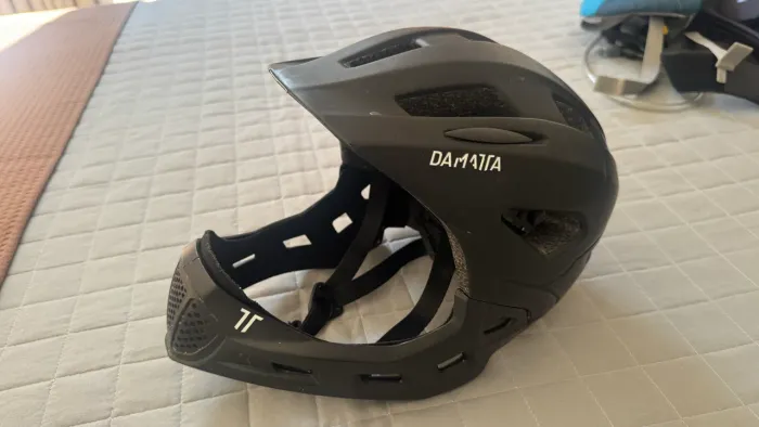 Capacete infantil Damata com quexeira