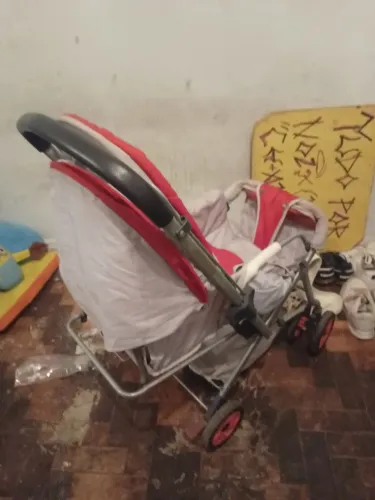 Carrinho guarda chuva vermelho