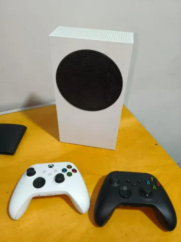 Xbox Series S + 2 Controles Originais + Acessórios