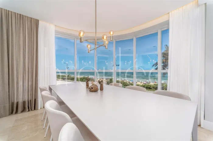 APARTAMENTO FRENTE MAR FINAMENTE MOBILIADO NA PRAIA BRAVA DE ITAJAÍ PARA LOCAÇÃO/ALUGUEL A