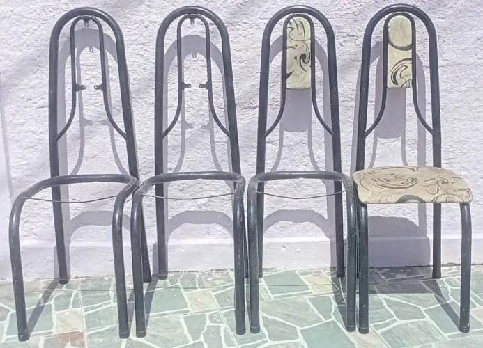 Vendo essas 4 cadeiras de ferro 