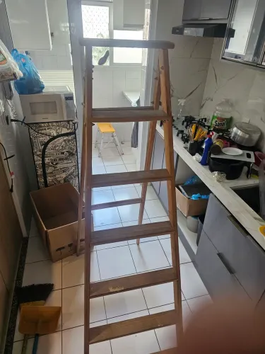 Escada de madeira otimo estado, marca americana 2 mts