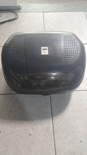 ? Baú Tork Smart Box 48L, preto. Espaçoso, ideal para capacete e objetos!