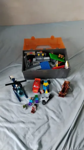 Lote legos McQueen, helicóptero, Minecraft e diversos