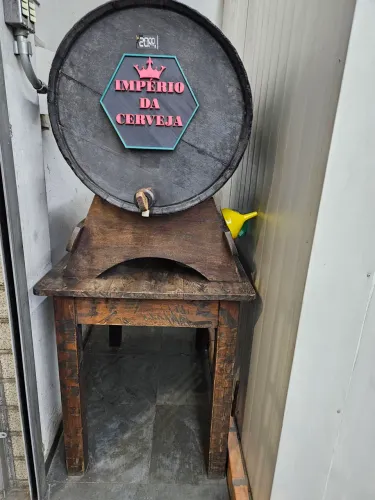 Tonel de Carvalho mais mesa de madeira