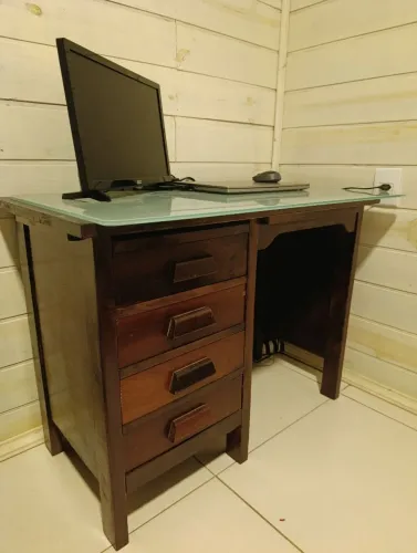 Mesa de Madeira Maciça com Vidro e 5 Gavetas - Linda e Robusta