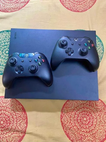 Vendo Xbox one X com 2 controle é 1 ano de game pass zero marca de uso, nunca foi aberto