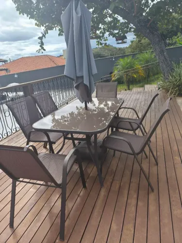 Conjunto de mesa com 6 cadeiras área externa tampo de vidro, com ombrelone