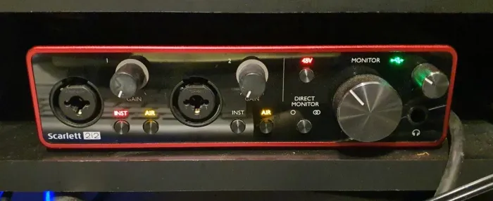 Interface de áudio Focusrite Scarlett 2i2 3º geração