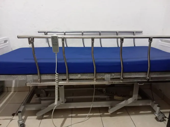 Cama hospitalar elétrica + colchão casca de ovo elétrico - seminova