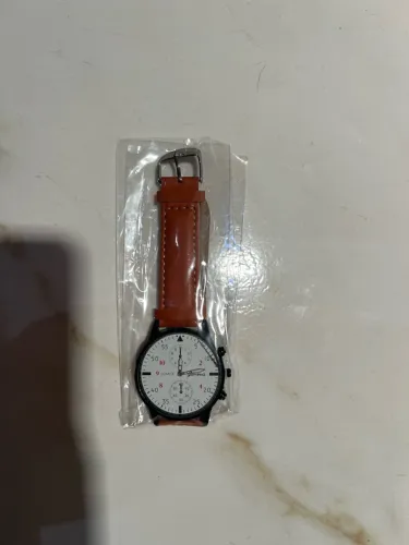 RELÓGIO COM PULSEIRA DE COURO NOVO